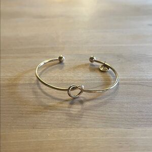 Elegant Gold Knot Bracelet